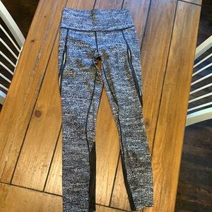 Lulu leggings, back mesh detail, Black and white